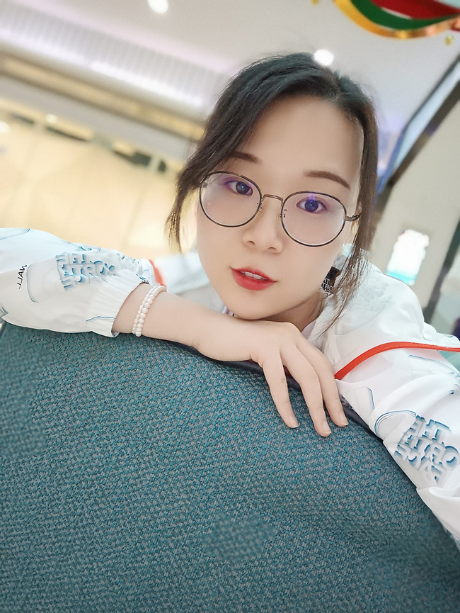 一键拍出好看的自己 Reno6系列AI焕采美妆/光斑人像体验