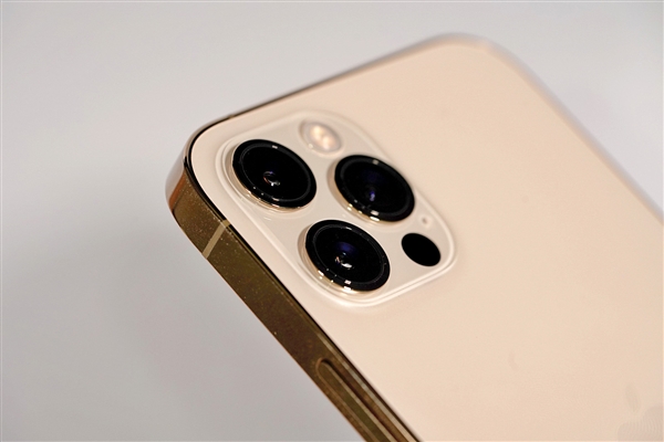 库克更新微博 网友留言调侃：iPhone 12何时能刷鸿蒙？